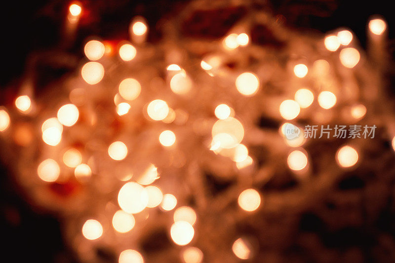 Helios 44 /58在夜间拍摄的圆形散焦淡橙色圣诞灯的抽象特写